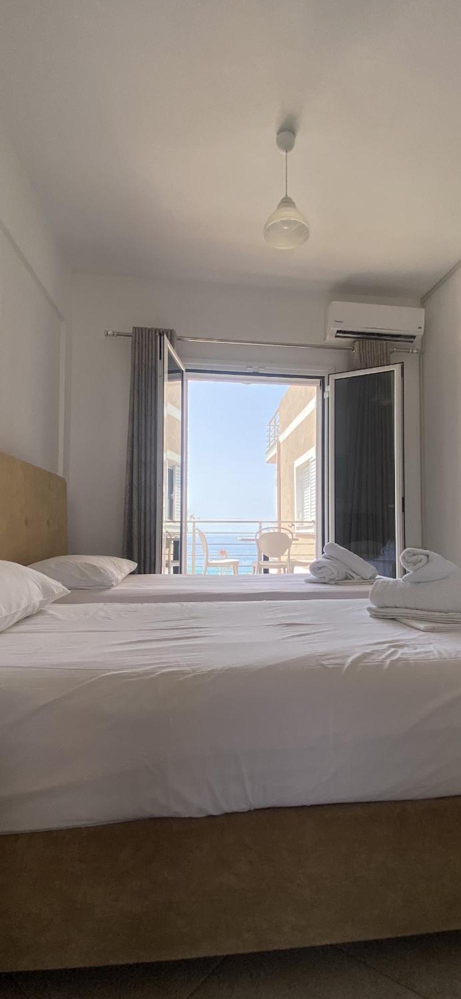 Vangjelis Hotel Химар Екстериор снимка