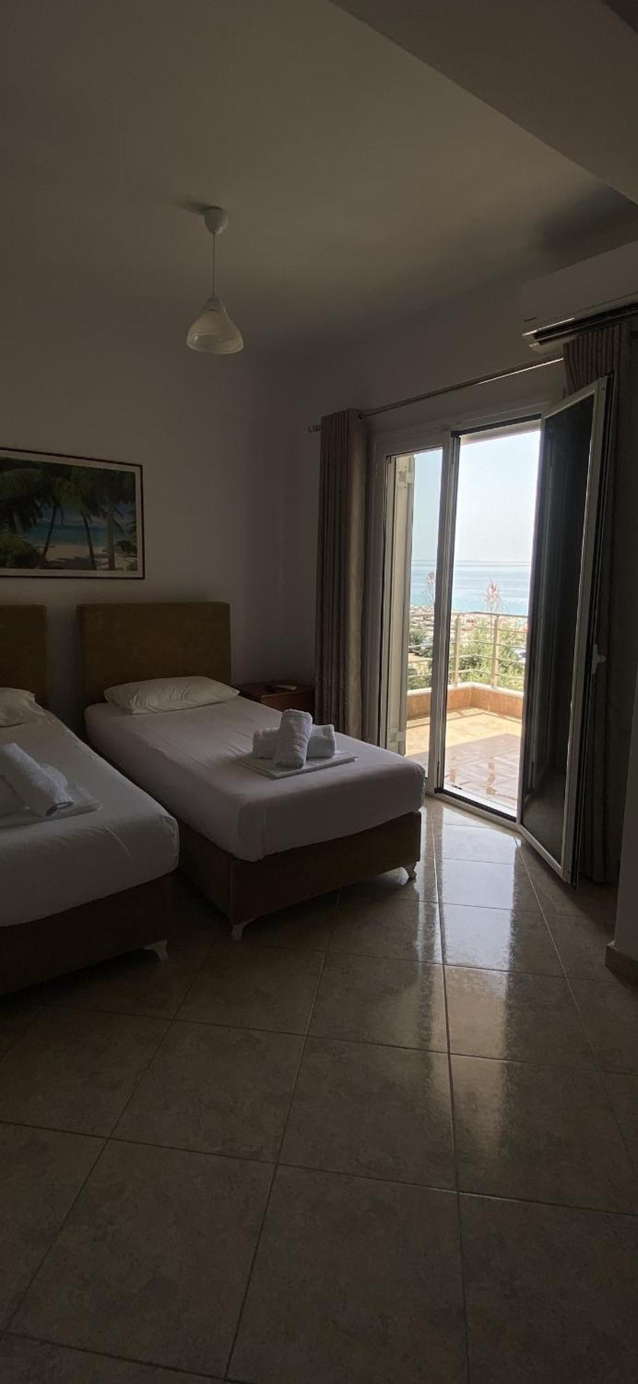 Vangjelis Hotel Химар Екстериор снимка
