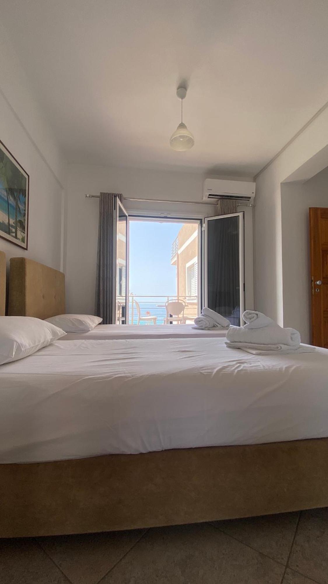 Vangjelis Hotel Химар Екстериор снимка